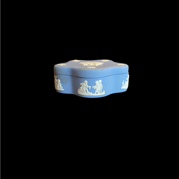 Vintage Wedgwood Blue Jasperware Vanity Trinket Box England 3.75" x 3" x 1.5" - Picture 5 of 10